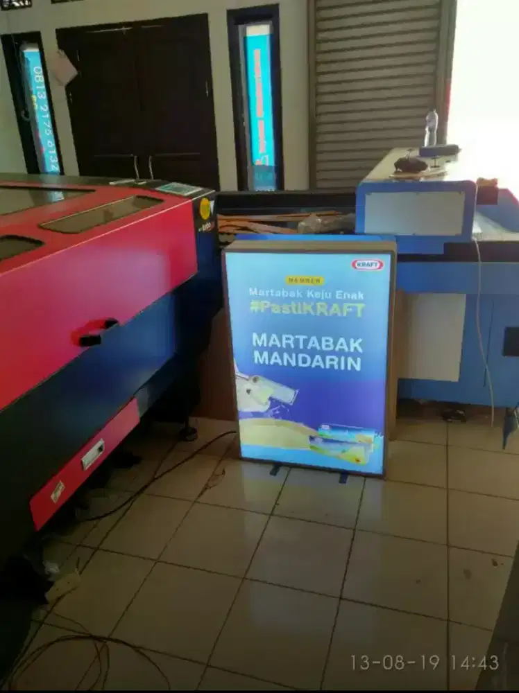 Neon Box dan huruf timbul