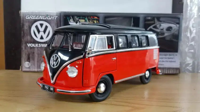 Diecast/Miniatur VW Microbus Kombi Dakota Black - Red skala 1:18