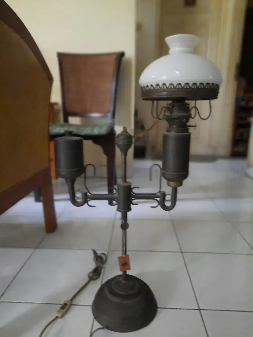 Lampu pojok antik