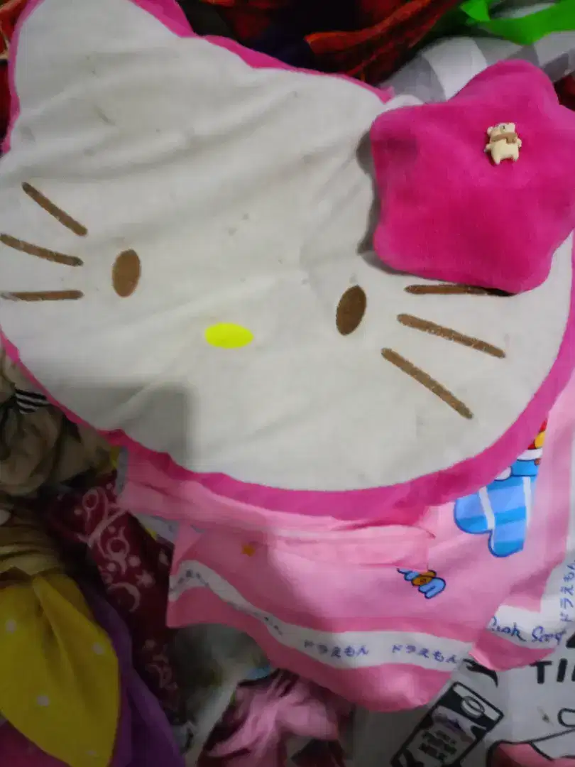 Bantal Kitty banyak model