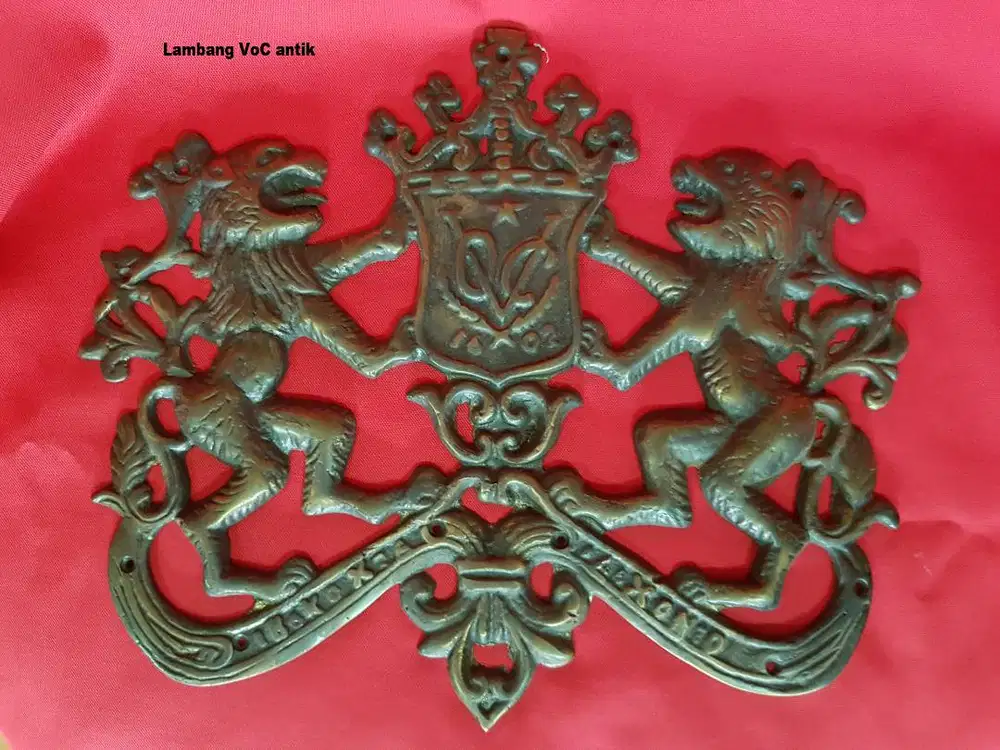 Lambang VoC kuningan antik