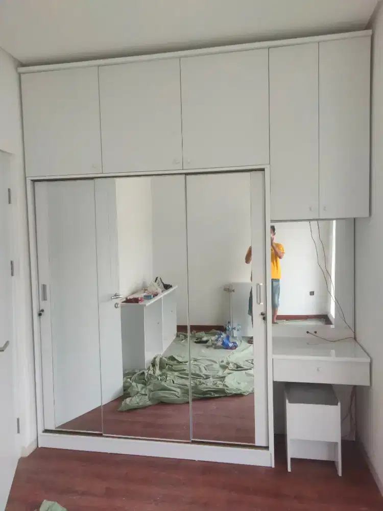 Lemari pakaian paduan meja rias kekinian furniture