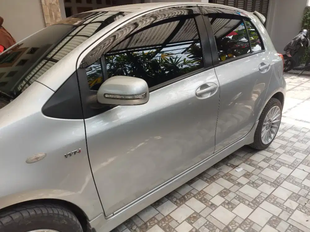 menambah privasi dengan kaca film mobil