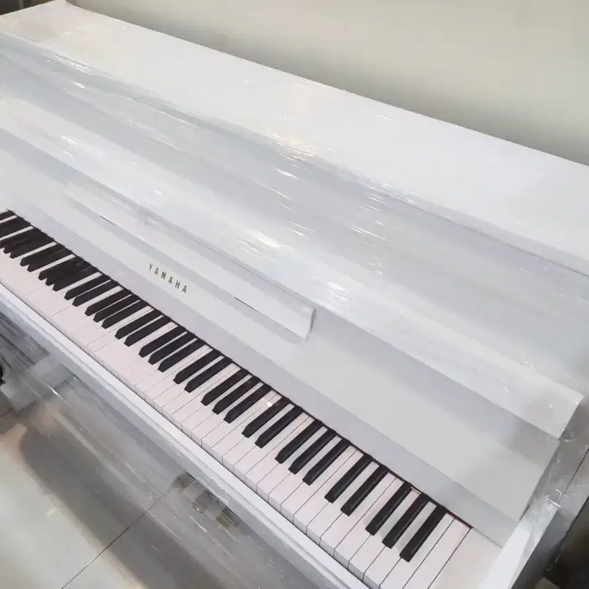 Yamaha Piano LU white