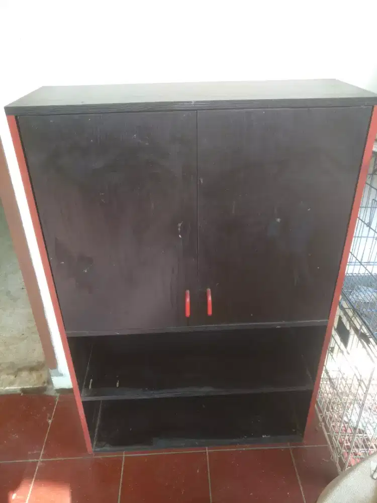 Lemari Kayu berpintu