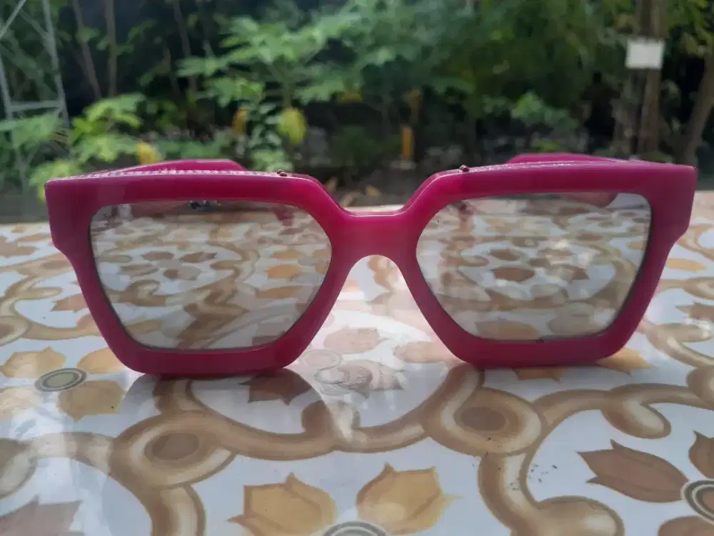 Kacamata Louis Vuitton Pink untuk kolektor
