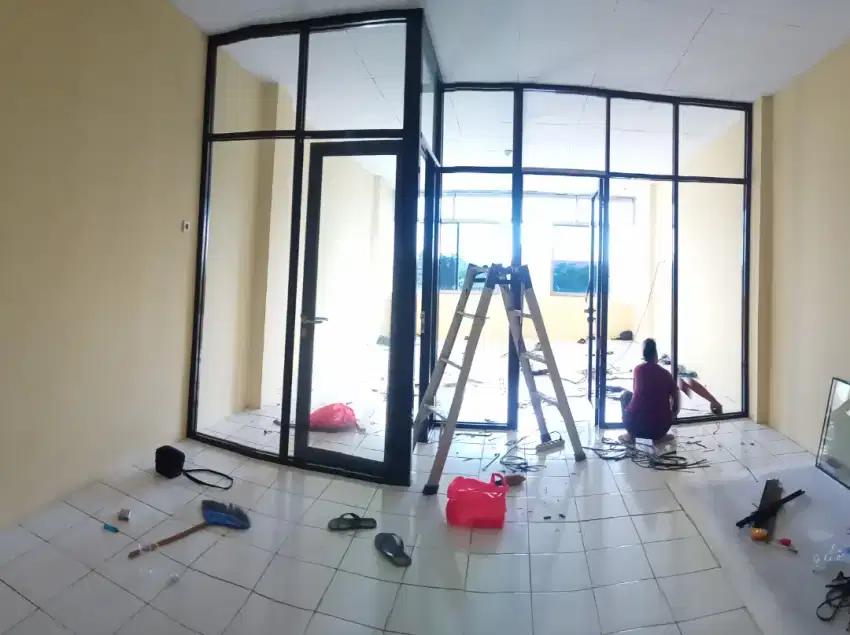 partisi kaca dan aluminium plafon