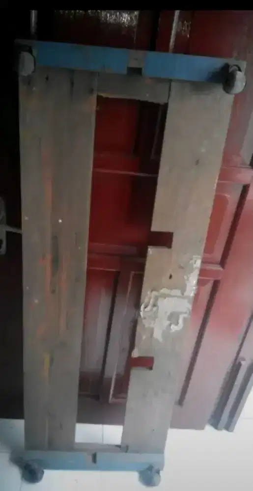 Di jual cepat tatakan kayu etalase uk 150x200 BEKAS BUKAN BARU