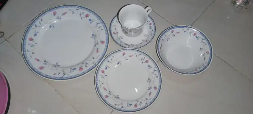 Piring dan Cangkir Fine Porcelain Florete - 1 Set