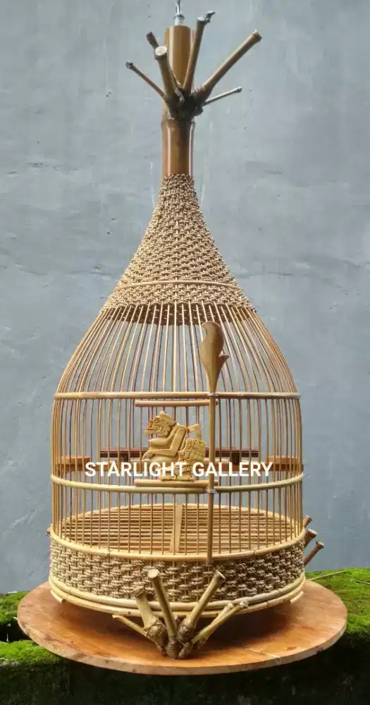 Sangkar Perkutut Klasik Antik Rajut semar
Bahan Rotan 
Bambu carang