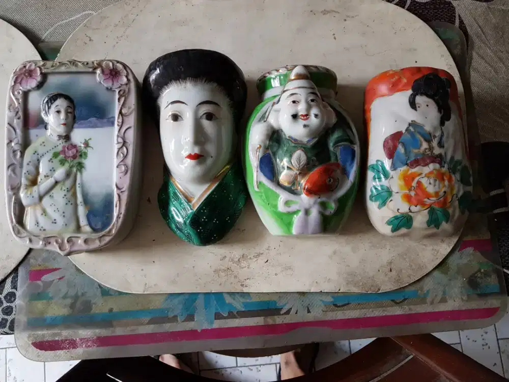 4 Hiasan dinding Porselen kuno-Jepang (yg kimono hijau sdh laku)