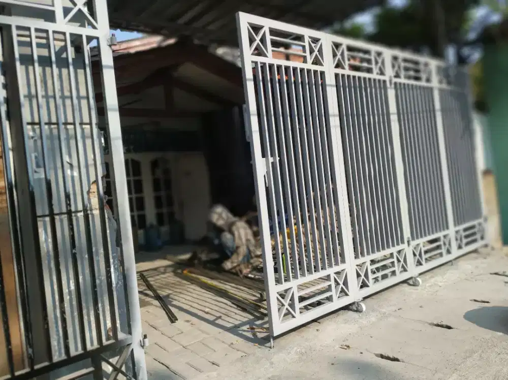 Pagar pintu dorong atau pintu lipat dengan bahan besi dan stenlist