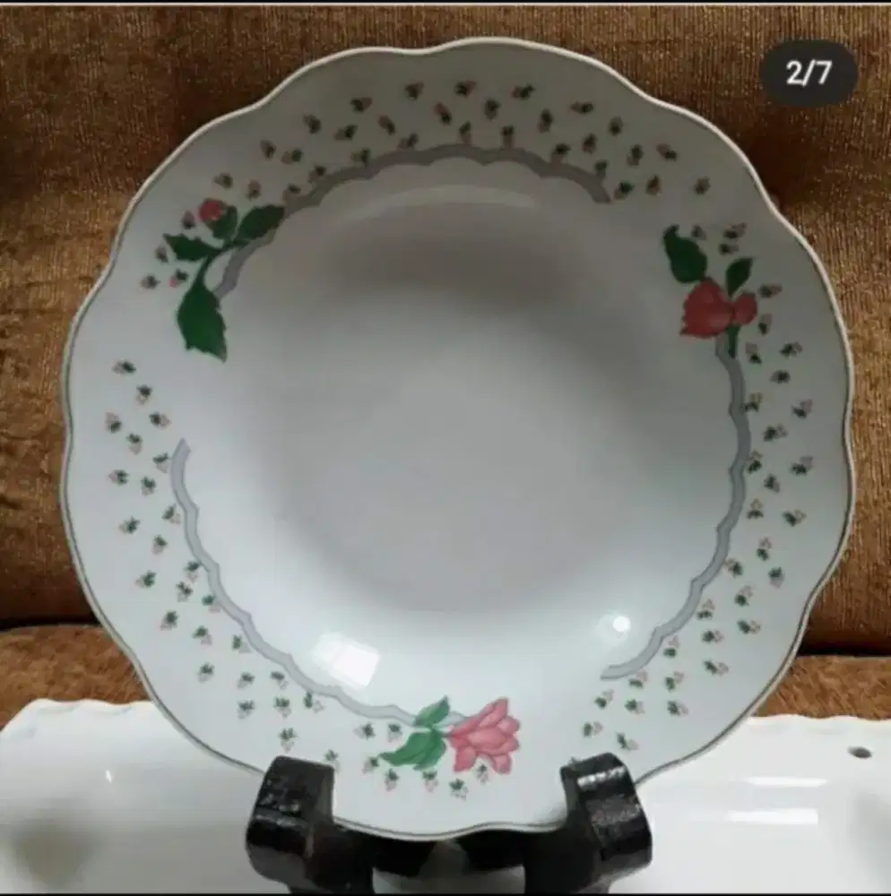 Piring antik motif kembang sepatu