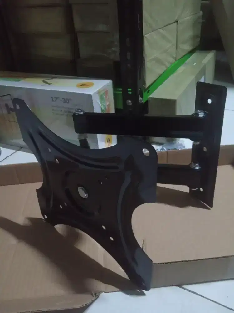 Bracket swivel tv 24-43 inci + pasang