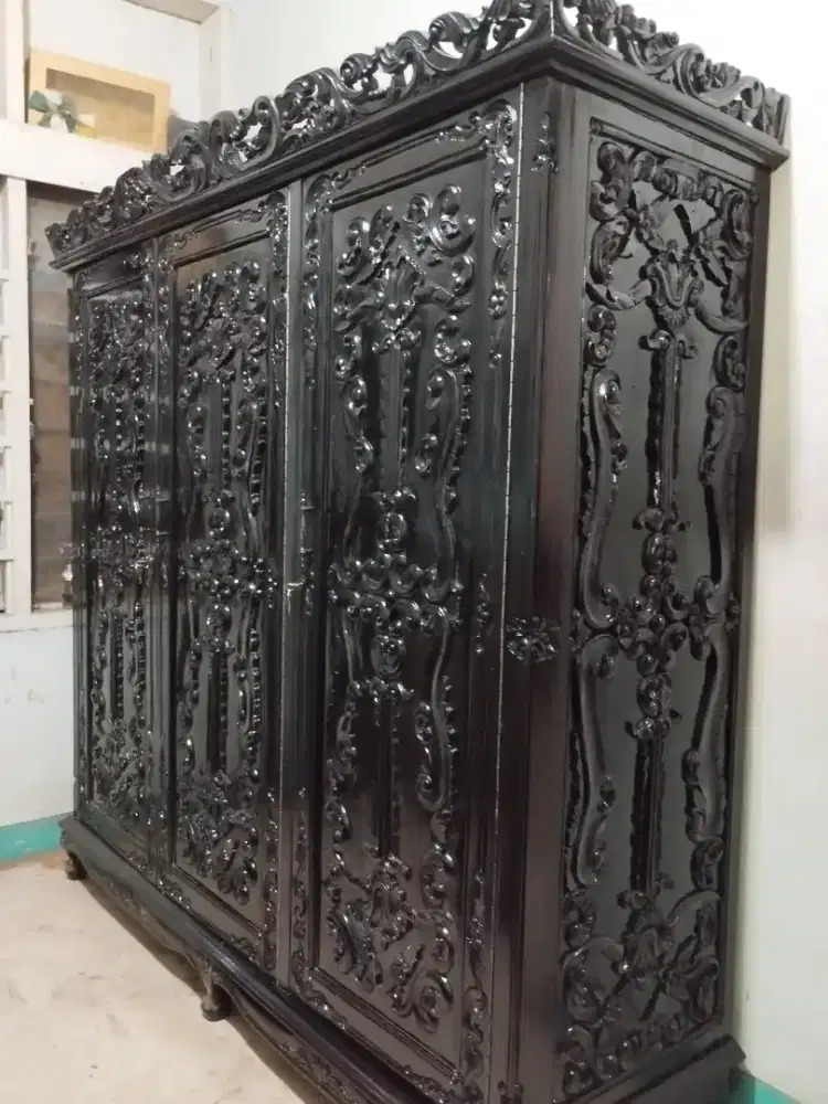 Lemari jati ukir tua 3 pintu antik