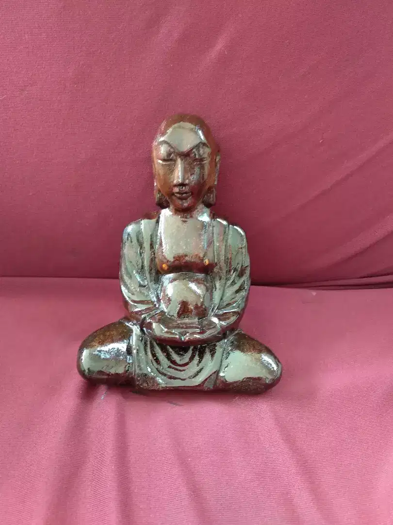 Patung Budha mini terbuat dari kayu. Antik