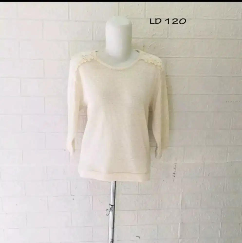 Kaos Wanita (Atasan)