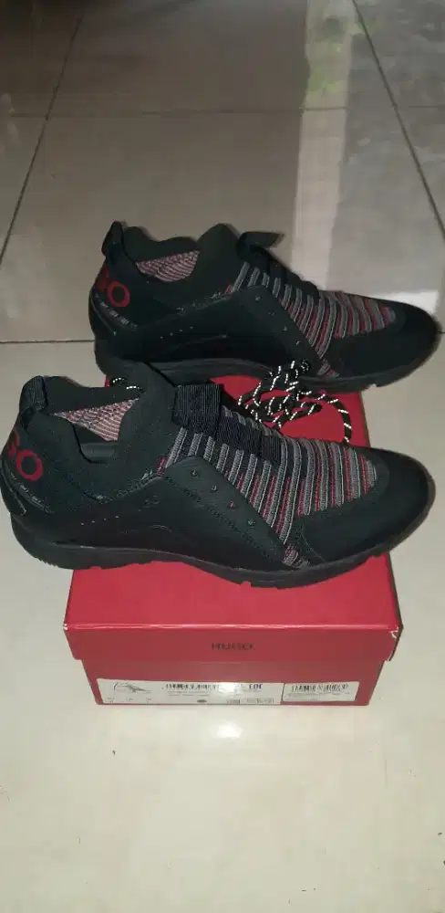 Sepatu HUGO BOSS Hybrid Runn Black ORIGINAL Germany Second Ukuran 41