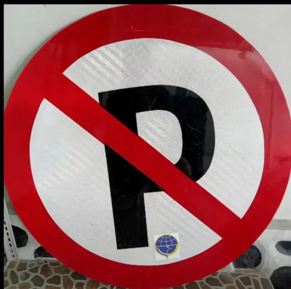 Rambu dilarang parkir galvanis