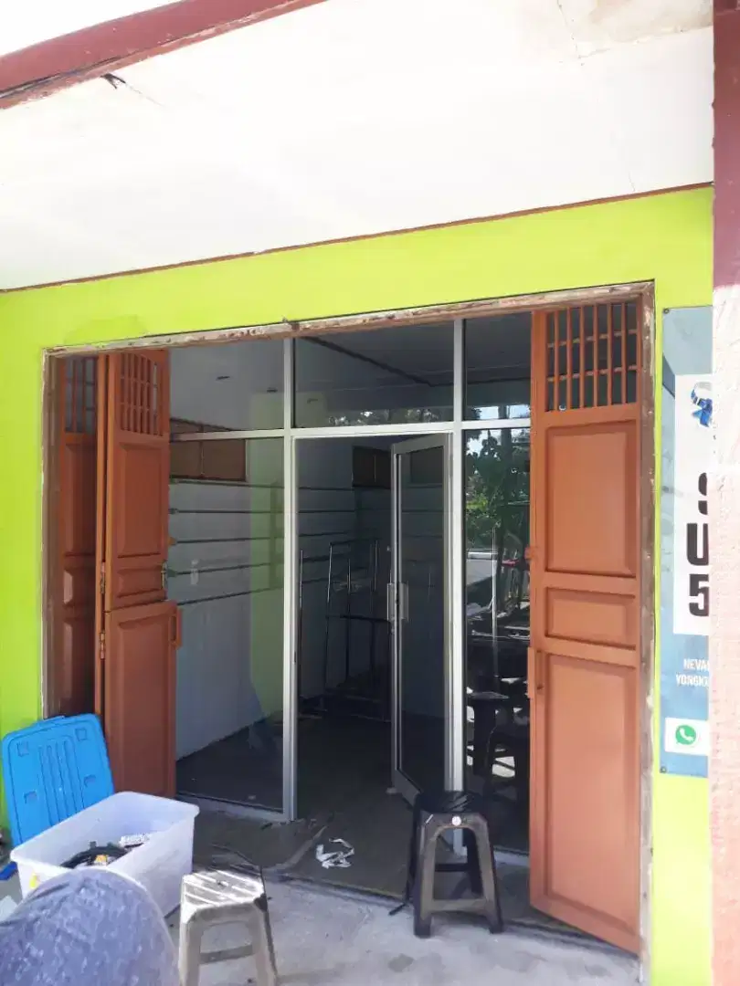 Pintu aluminium kaca
Kusen aluminium kaca