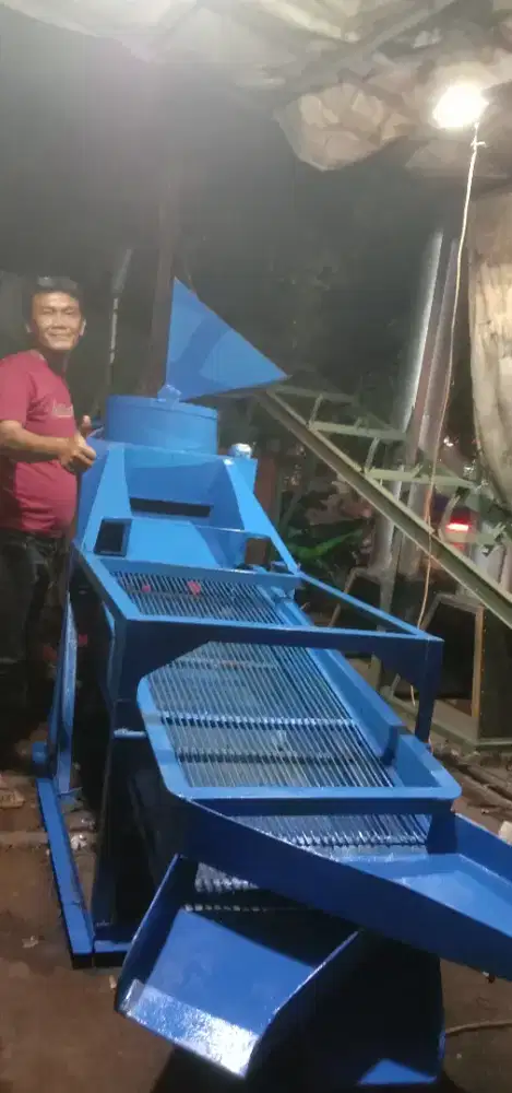 Mesin pengupas kemiri