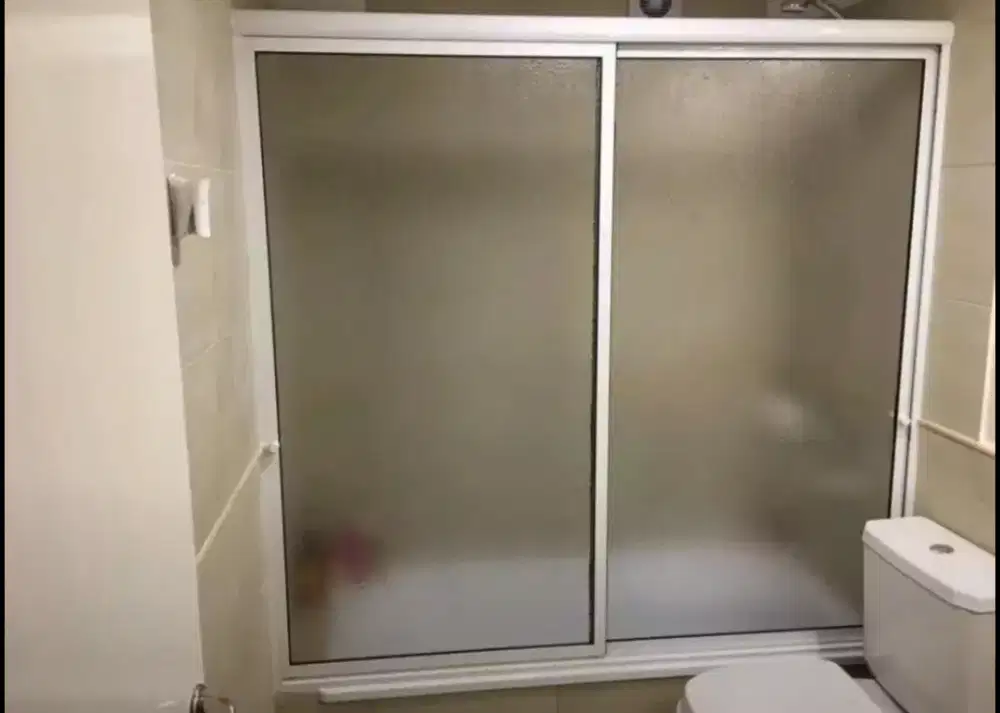 Stiker sanblas dan kaca film penutup kaca kamar mandi kaca