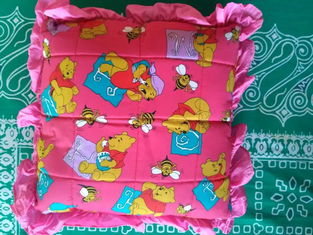 Bantal warna pink