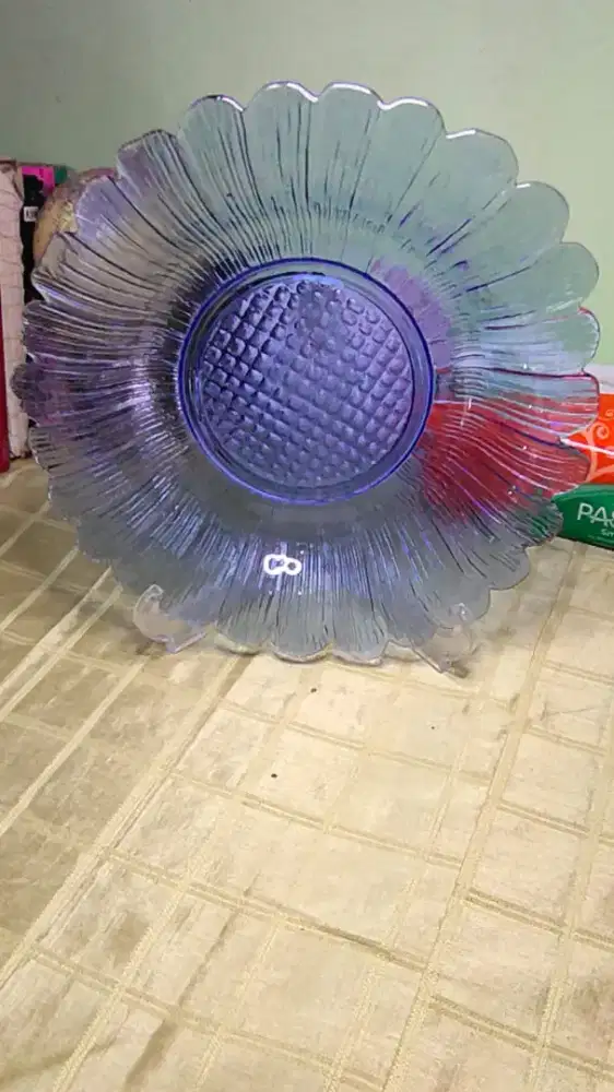 Piring antik kristal biru dengan motif bunga matahari