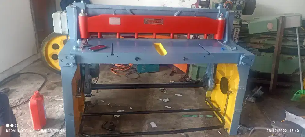 Mesin potong plat 3mm x 1300 ( rekondisi ) mesin shearing.