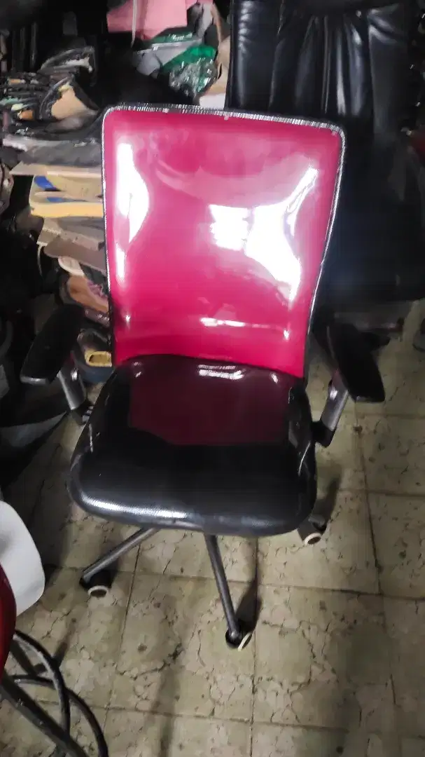 Kursi kantor kinclong