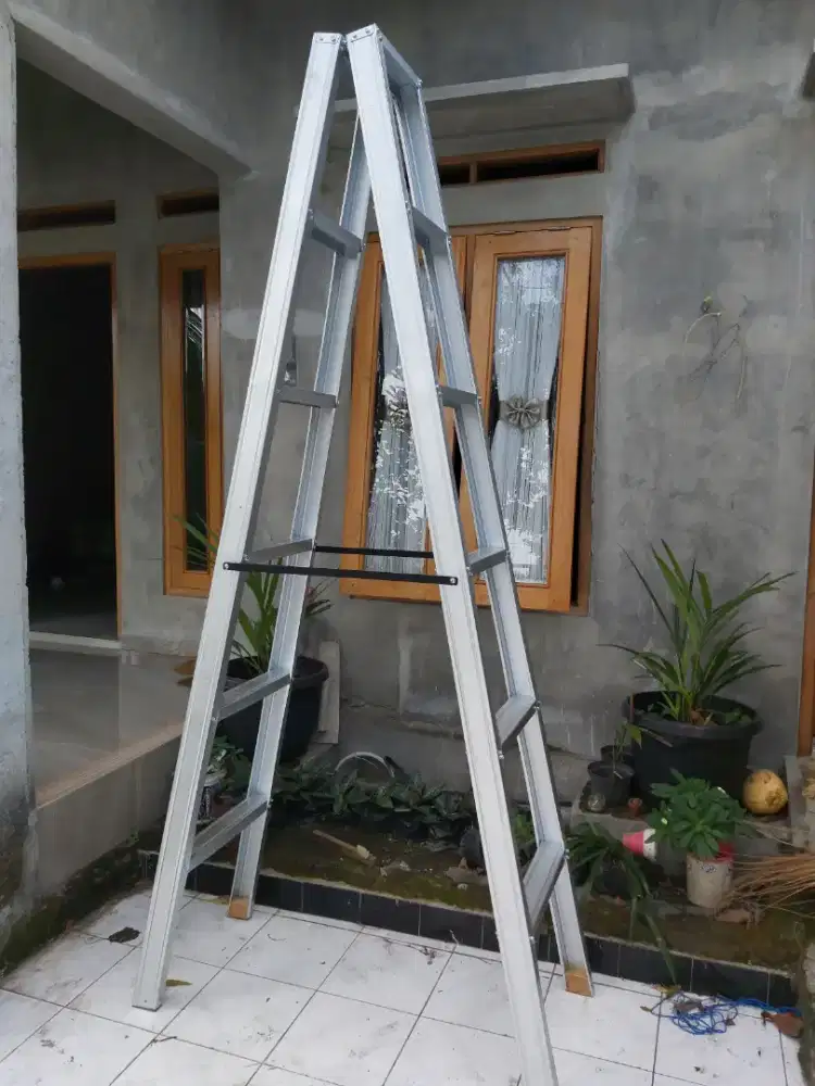 Tangga lipat baja ringan