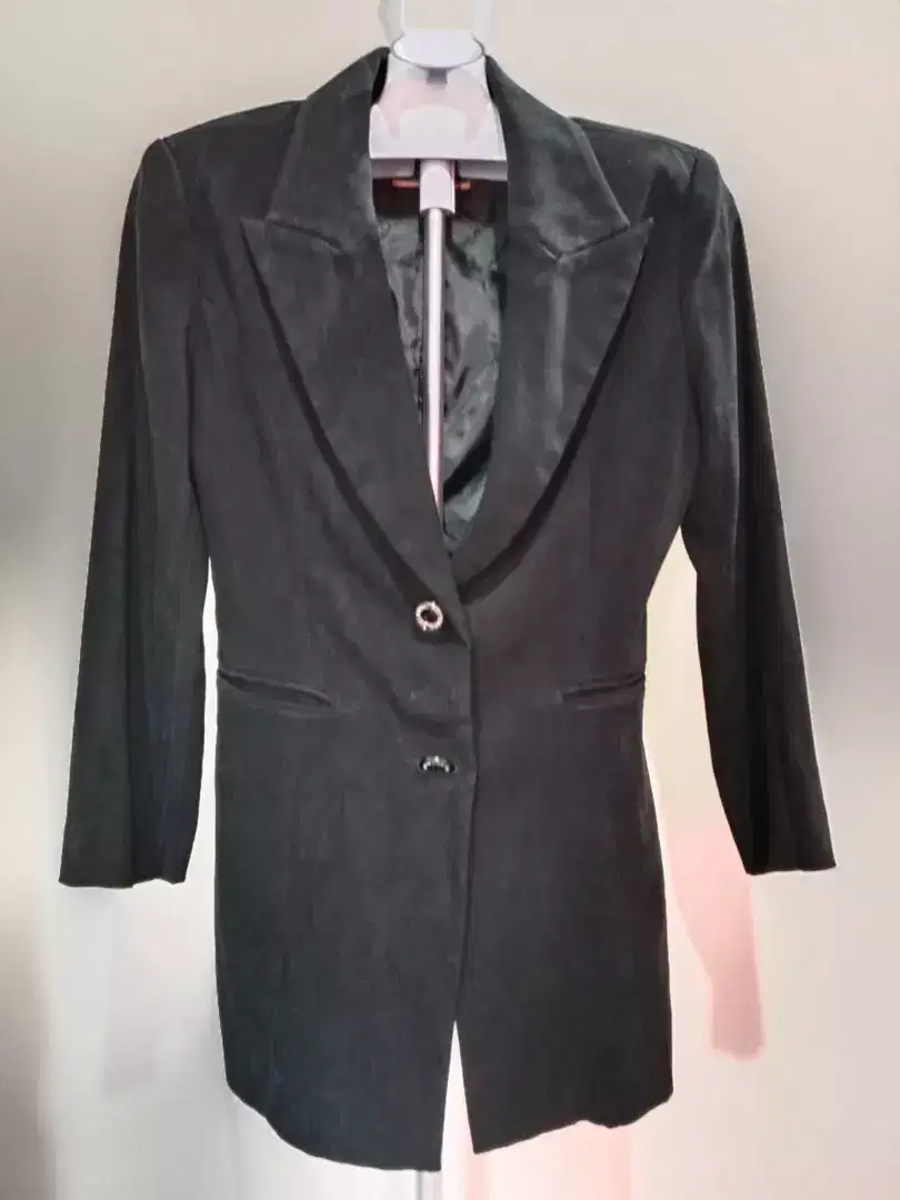 blazer warna hitam