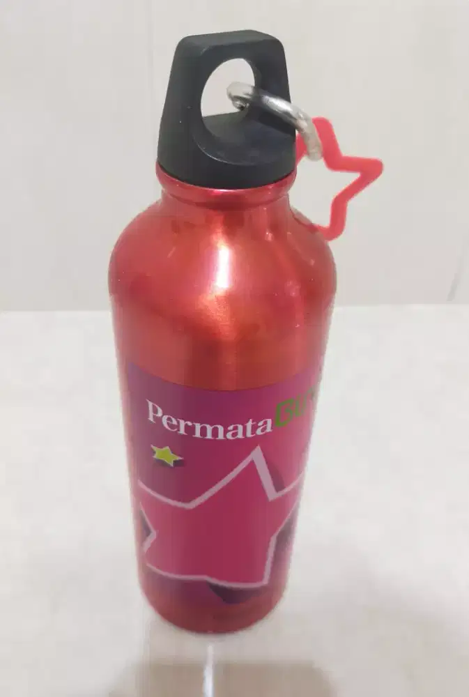 Botol minuman buat sepeda , bahan alumunium .