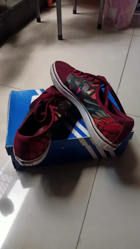 Sepatu adidas bahan bludru