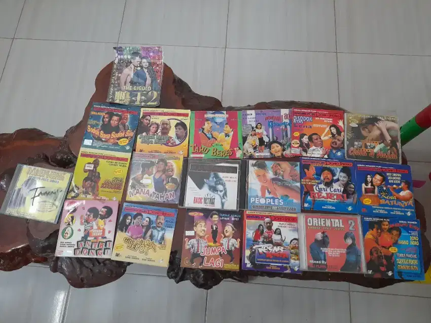 Jual borongan 20 buah vcd campuran original siap pake.