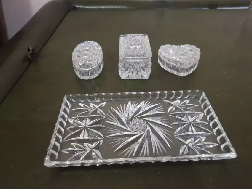 Satu set tempat perhiasan kristal
