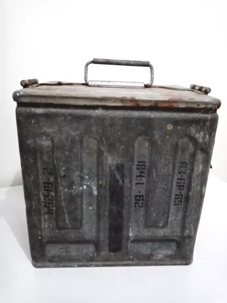 Kotak koleksi bahan besi