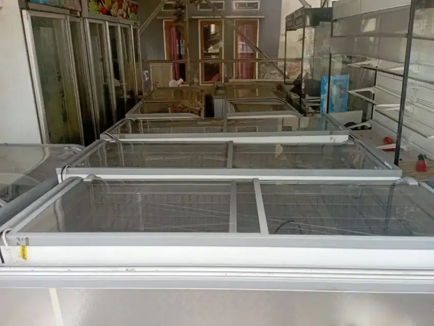 Freezer sliding glassdoor kaca kapasitas 1200 dan 1000 merk AHT