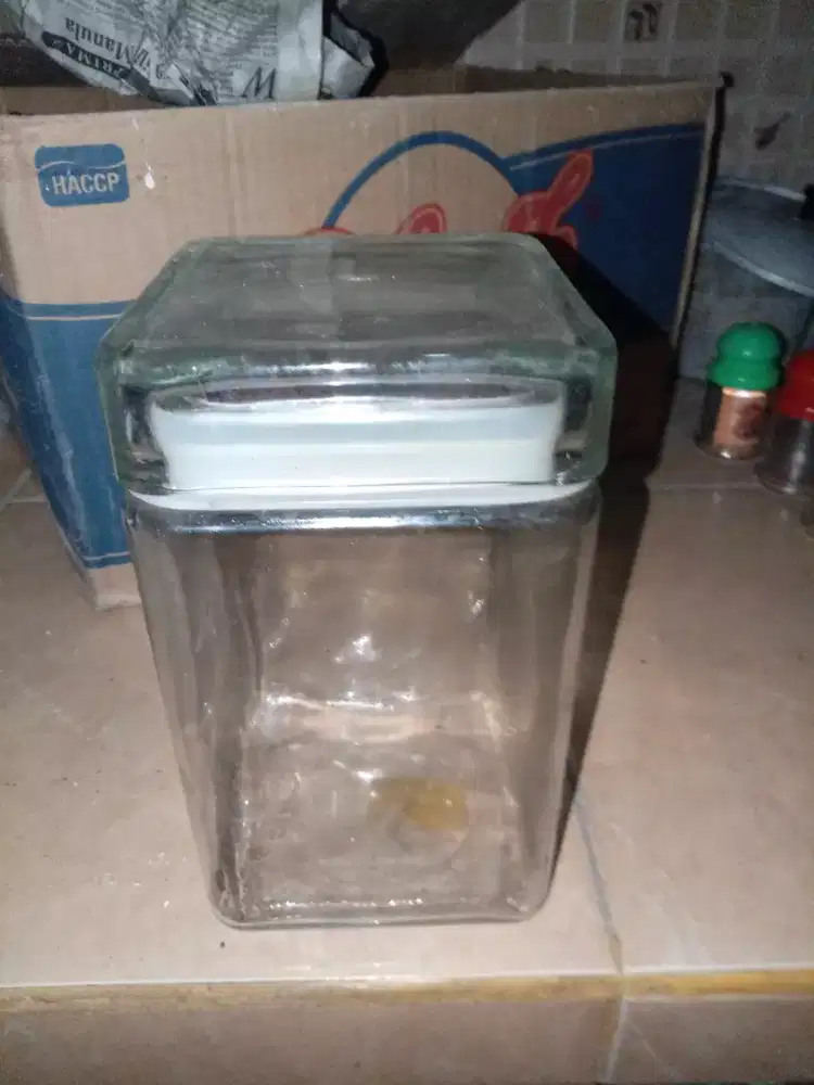 Toples kaca bentuk kotak