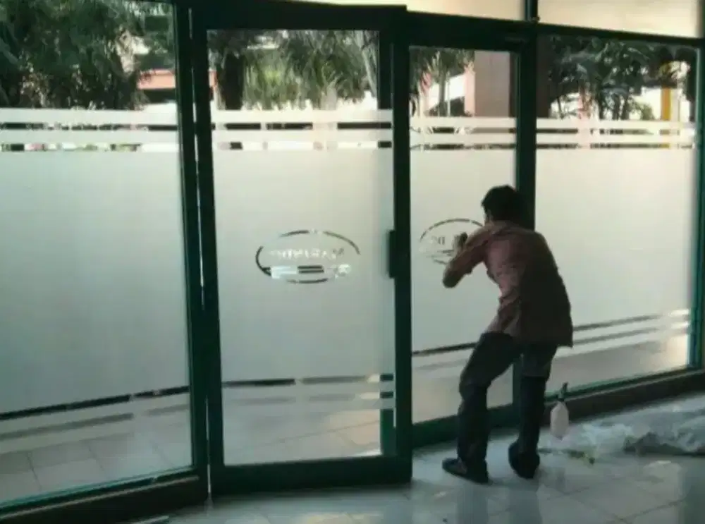 Stiker Sanblast dan Kaca Film kami siap pasang ke lokasi