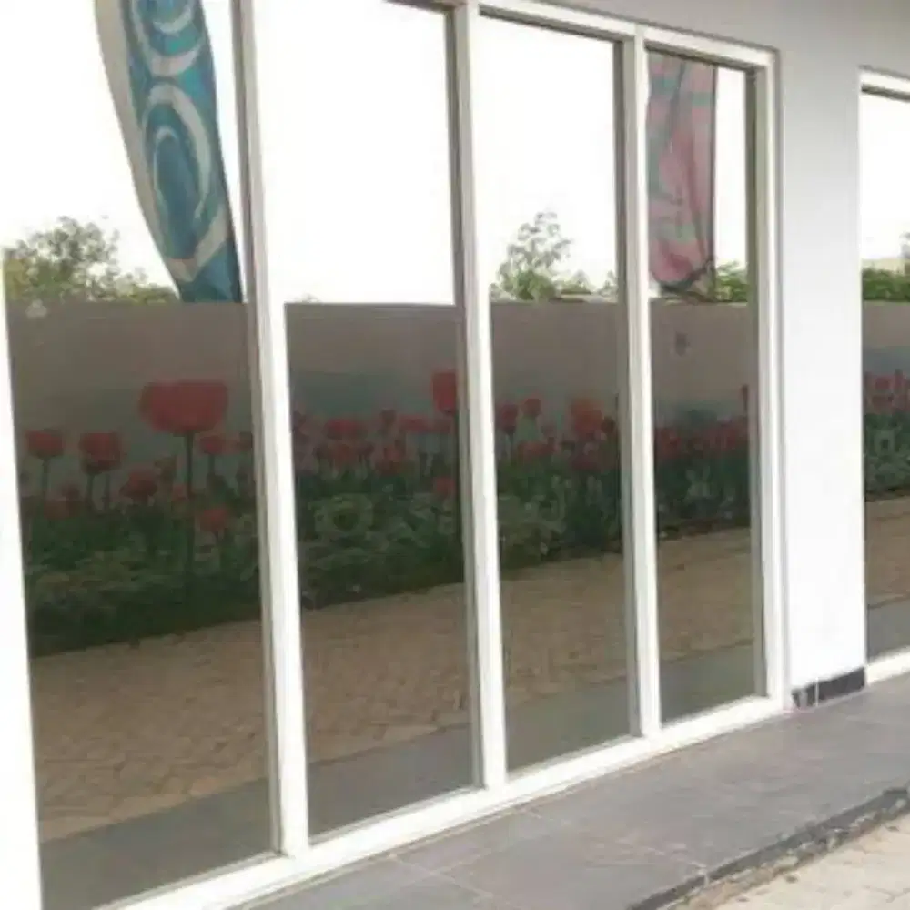 Kaca dekat taman cocok dipasang stiker Sanblas motif/kaca film silver