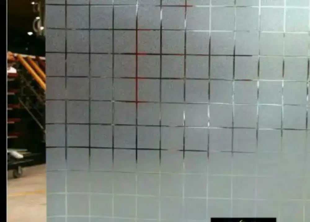 Dapur cantik dengan stiker sanblasbermotif dan kaca film