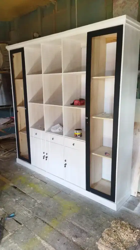 Lemari hias partisi sungkai