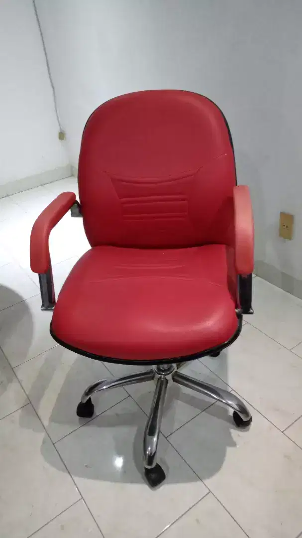 Kursi kantor bahan kulit