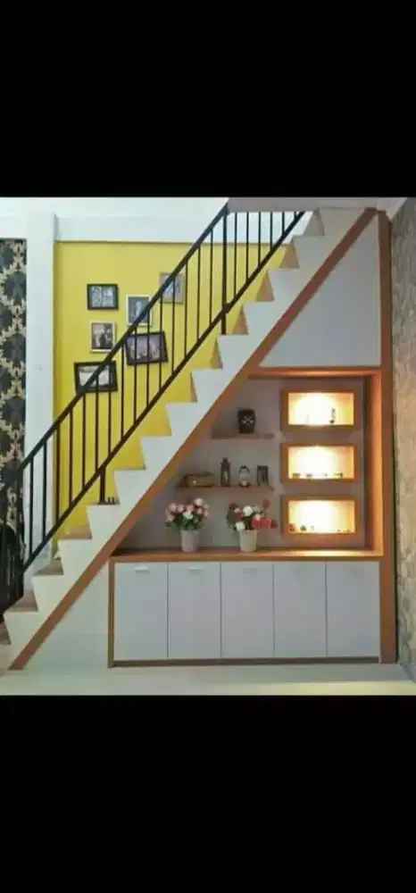 Lemari /pajangan bawah tangga