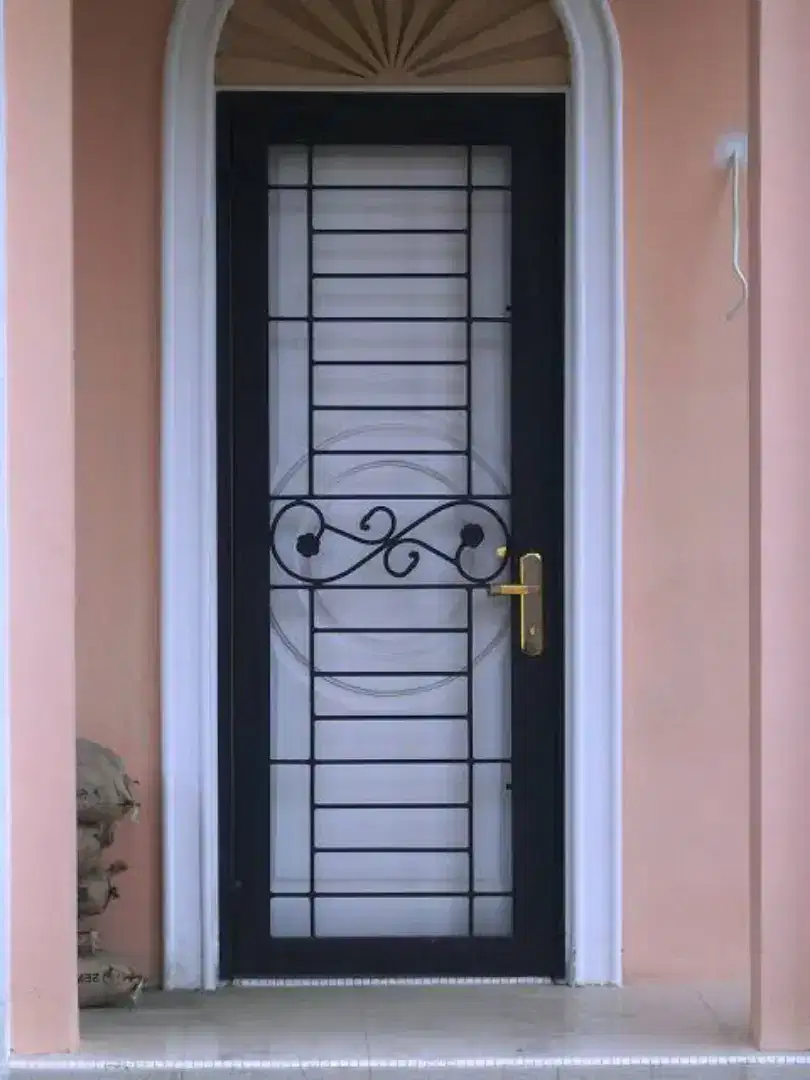 Pintu besi kawat nyamuk