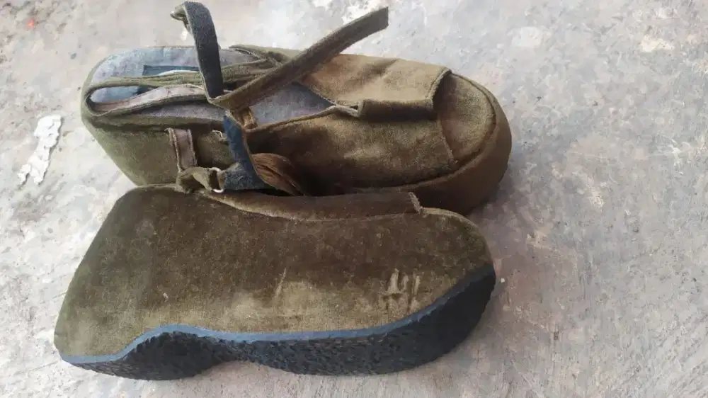 Sepatu bludru ratu remaja antik