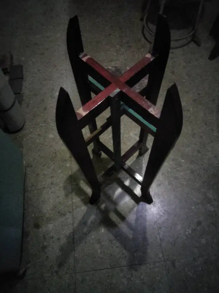 Tatakan kayu utk Guci Aqua Galon masih mulus dan kokoh