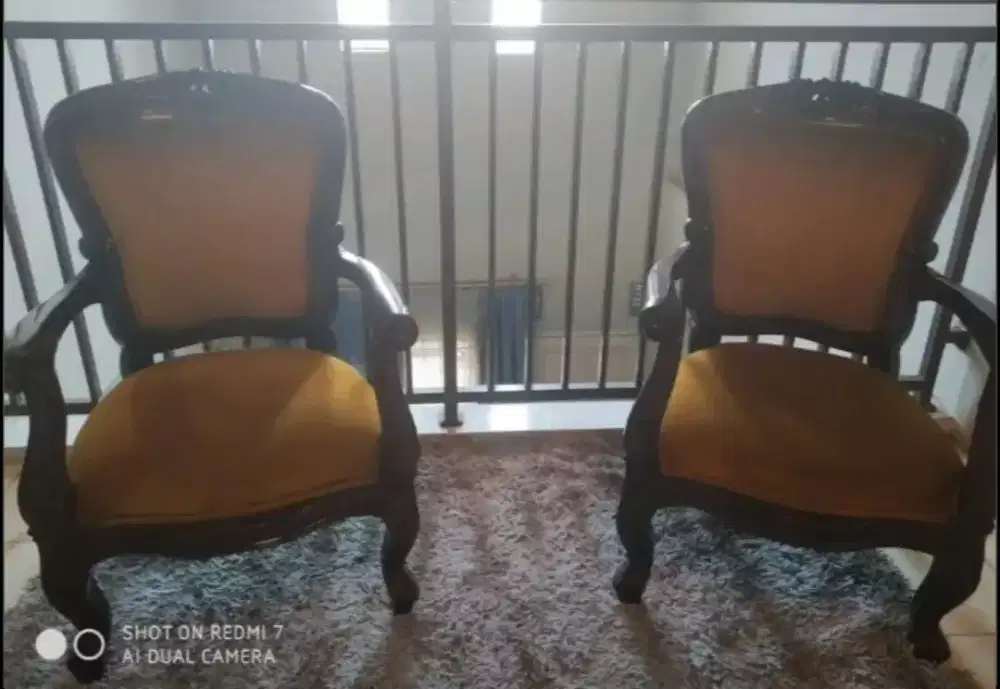 Sepasang kursi tamu lawas