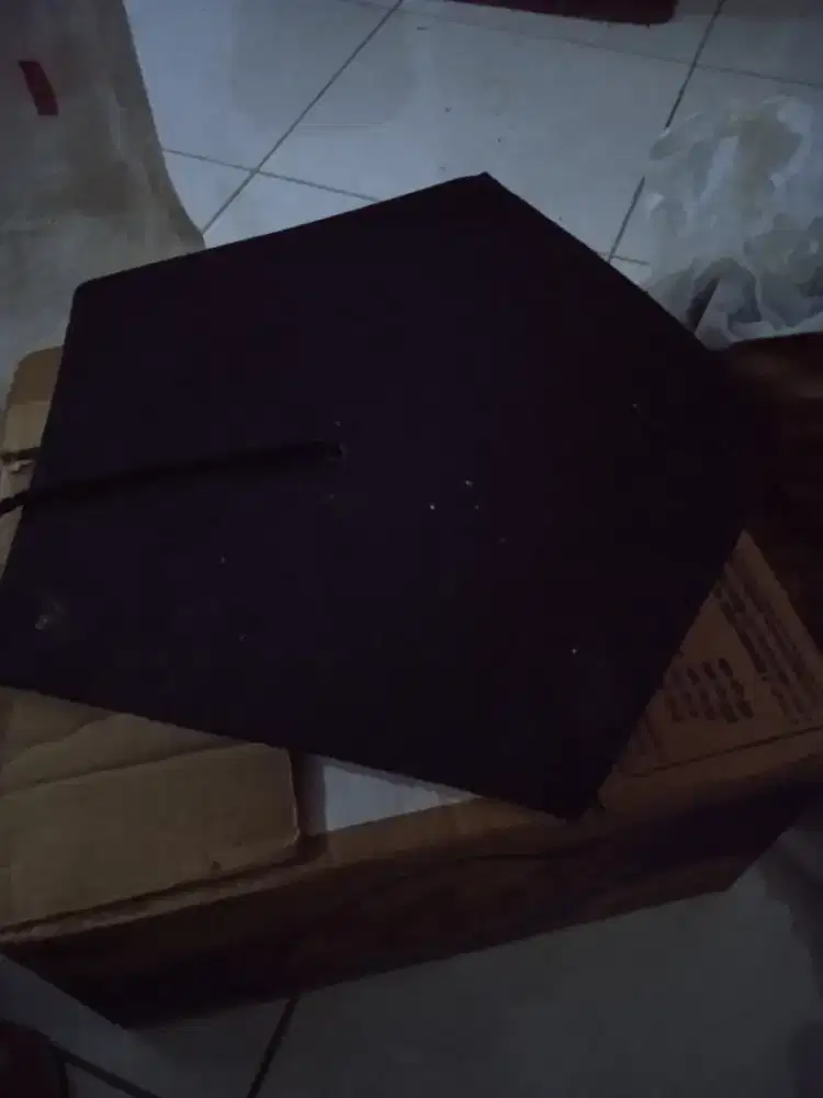 Topi wisuda black edition